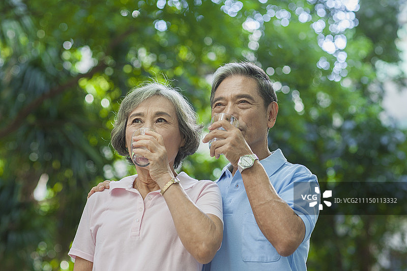 老年夫妻在户外喝水图片素材