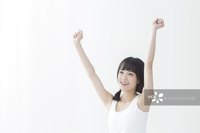 年轻女人起床伸懒腰图片素材