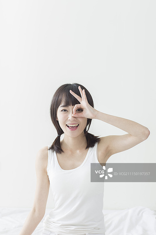 活泼的年轻女人作同意的手势图片素材