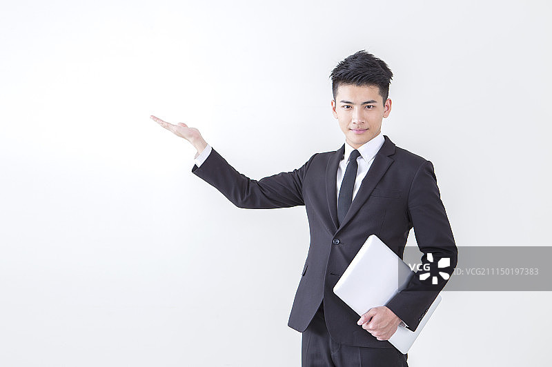 一位办公男性在宣传介绍图片素材