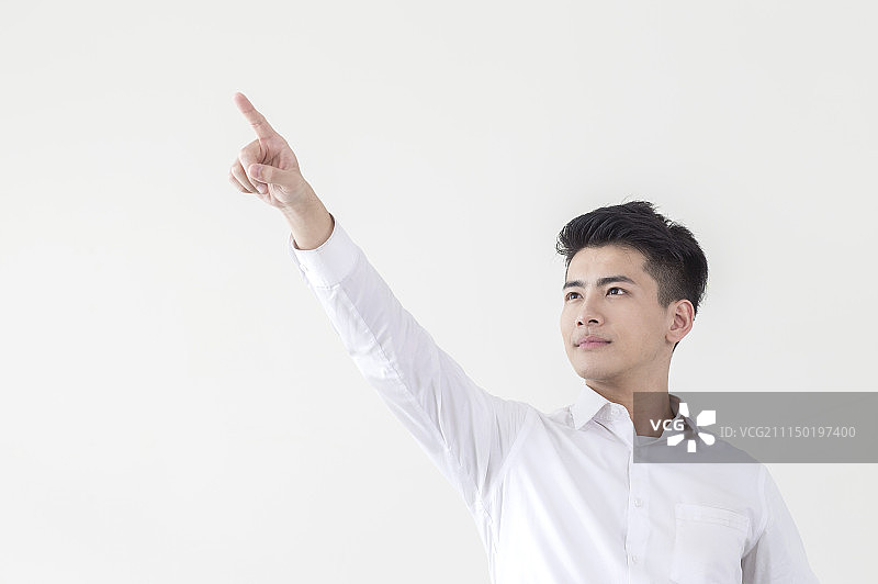 一位办公男性指向某处图片素材