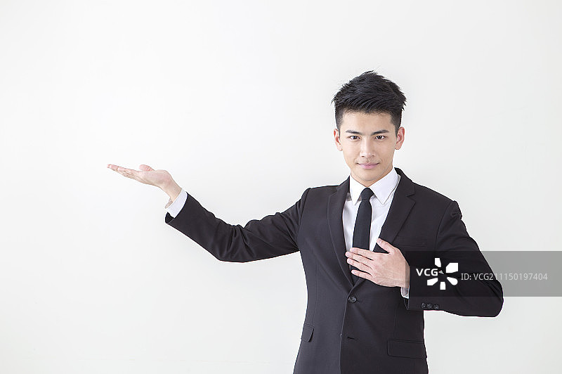 一位办公男性在宣传介绍图片素材