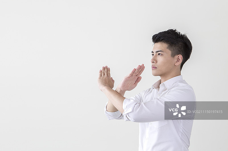 一位办公男性作拒绝的手势图片素材