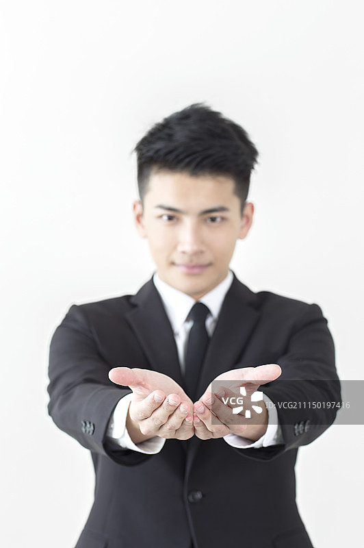 一位办公男性打开手掌图片素材