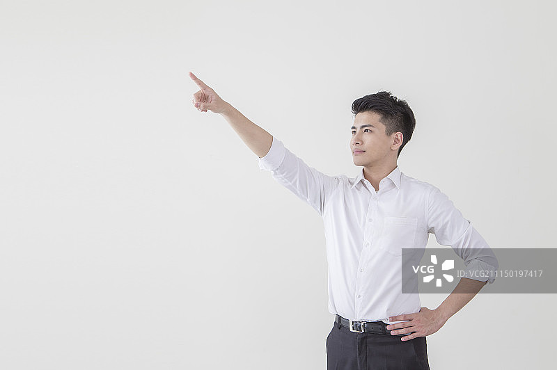 一位办公男性指向某处图片素材