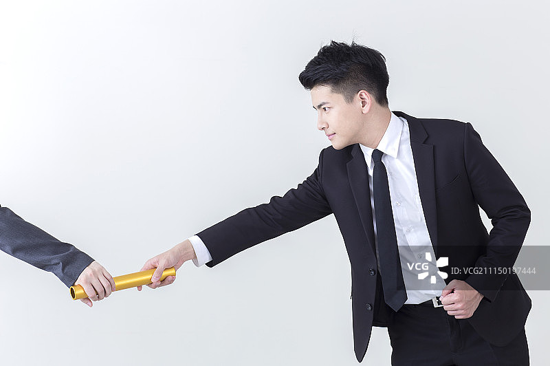 办公男性传递接力棒图片素材