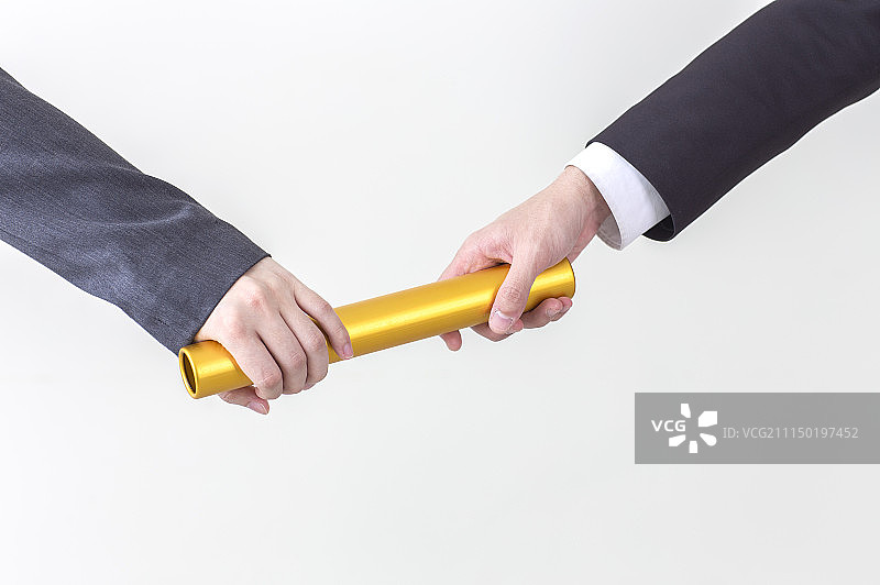 办公男性传递接力棒图片素材