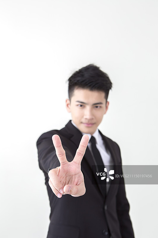 一位办公男性作胜利手势图片素材
