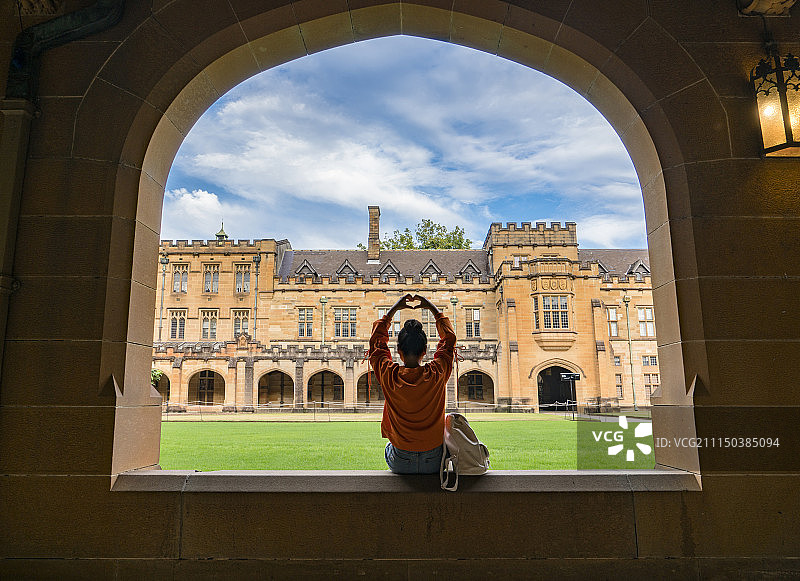 坐在拱墙平台上的女孩图片素材