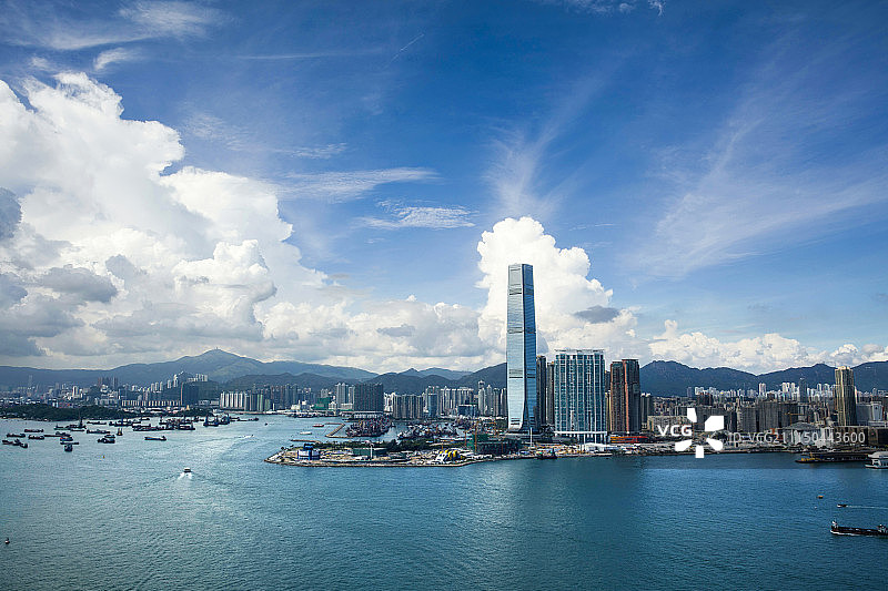 蓝天白云下的城市风光图片素材