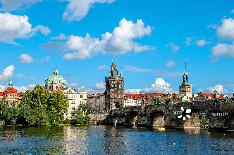阳光明媚的布拉格伏尔塔瓦河畔美景图片素材