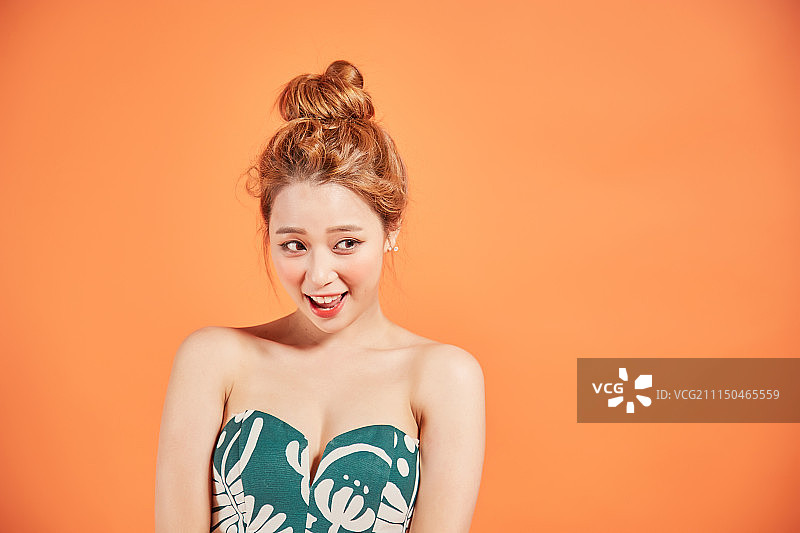 韩国害羞微笑的女子图片素材