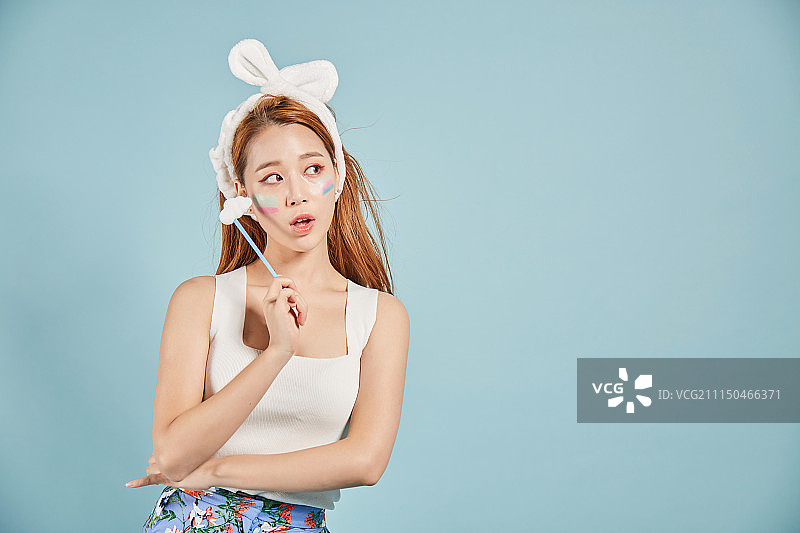 韩国女性：头戴发带，沉思图片素材