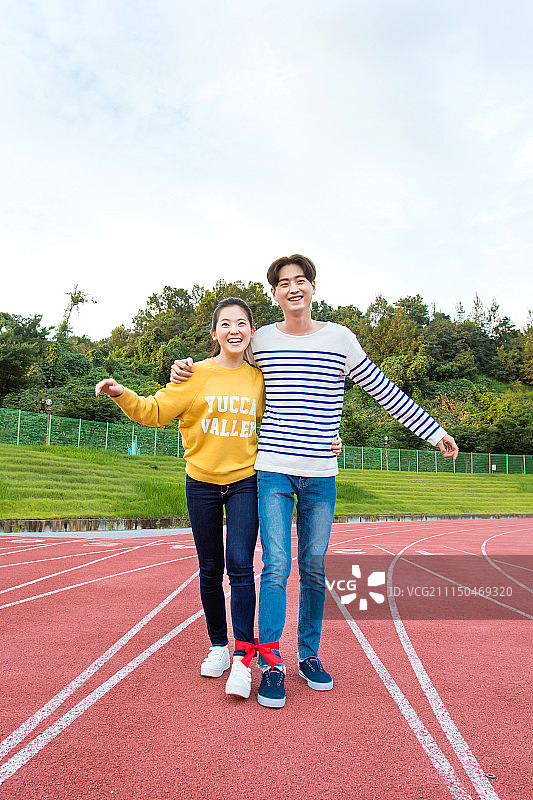 体育活动，运动跑道，双人赛跑，合作概念，大学生情侣，大学图片素材