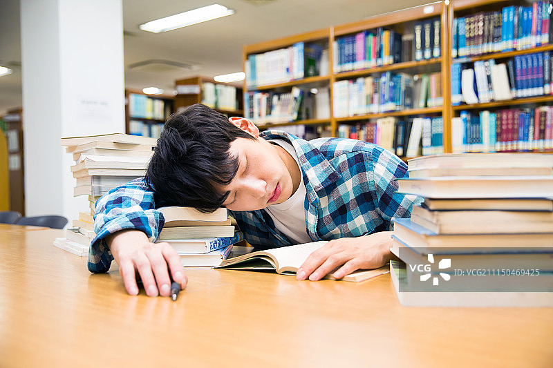 韩国男大学生图书馆学习睡眠图片素材