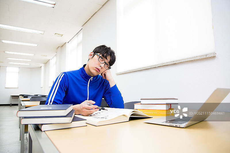 男士、大学生、年轻人（成年人）、求职准备（角色）、训练服（运动服）、青年失业、图书馆图片素材