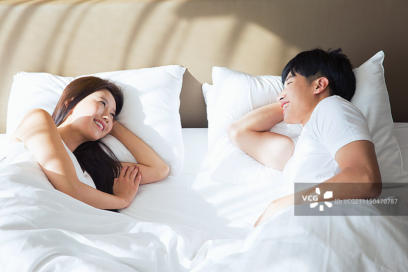 韩国情侣，早晨，睡眠，男女，微笑图片素材