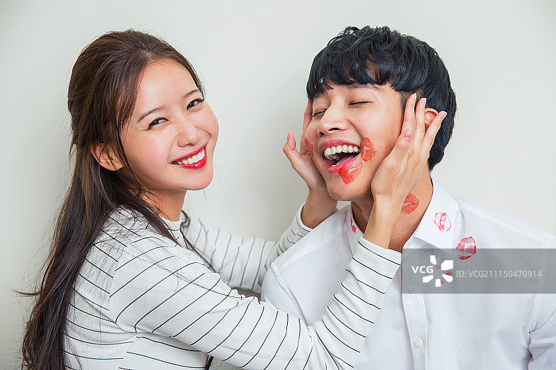 情侣亲吻爱情浪漫主题插画图片素材