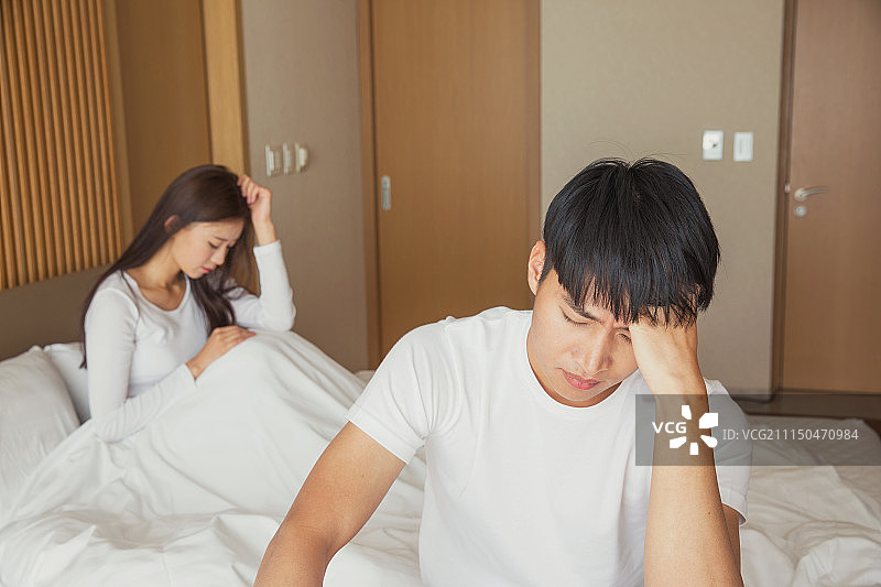 韩国情侣卧室压力沟通概念图片素材