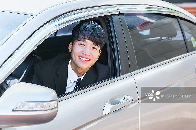 韩国男人早晨通勤汽车共享车险驾驶图片素材