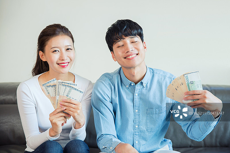 韩国人，情侣，资产管理，金融，货币，纸币，阿曼，人民币图片素材