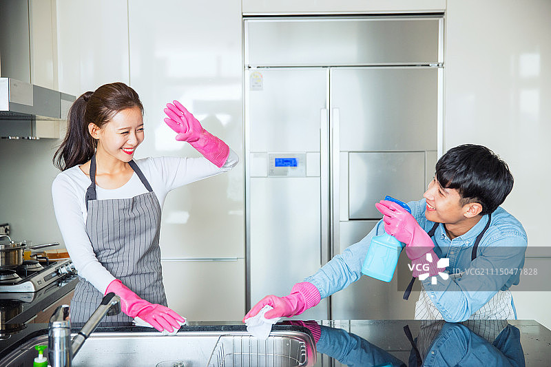 韩国情侣共同参与环保清洁活动图片素材