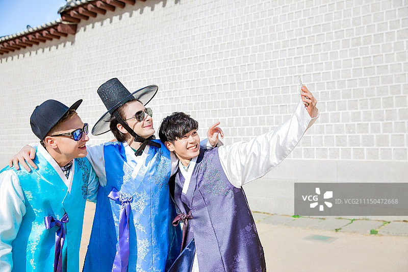 韩国光化门城市观光旅游，韩服，智能手机拍摄，微笑图片素材