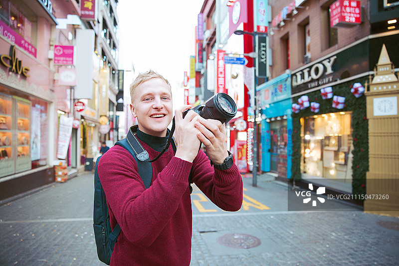白人男性游客明洞街头微笑图片素材