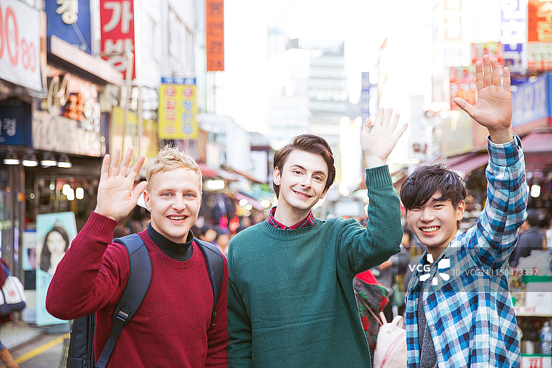 韩国人，外国人，男性，南大门市场(首尔)，旅游(旅游)，问候(手势)，微笑图片素材