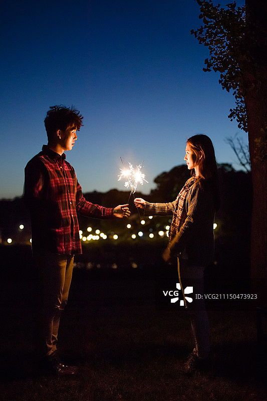 烟花棒，夜晚（时区），情感，情侣（人际关系），爱（概念），韩国图片素材