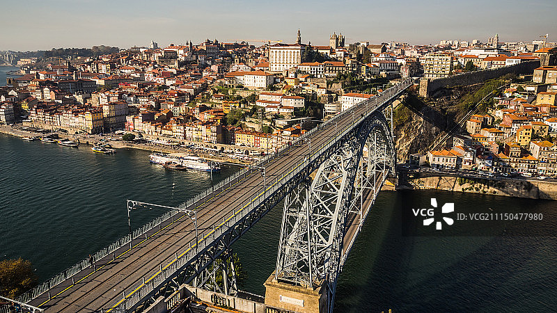 唐·路易斯一世大桥和波尔图市图片素材