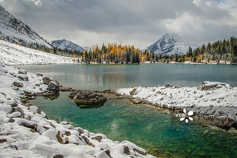 加拿大劳赫特省立公园的切斯特湖图片素材