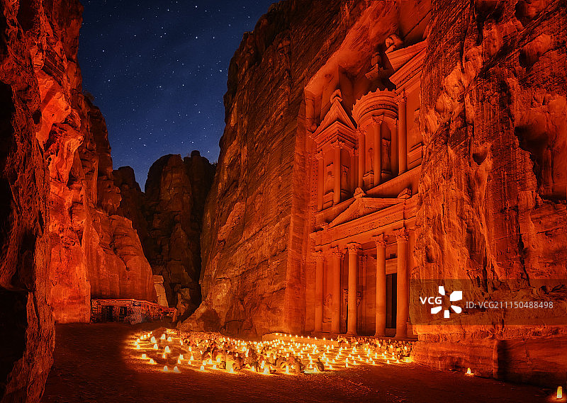 约旦佩特拉古城夜景图片素材