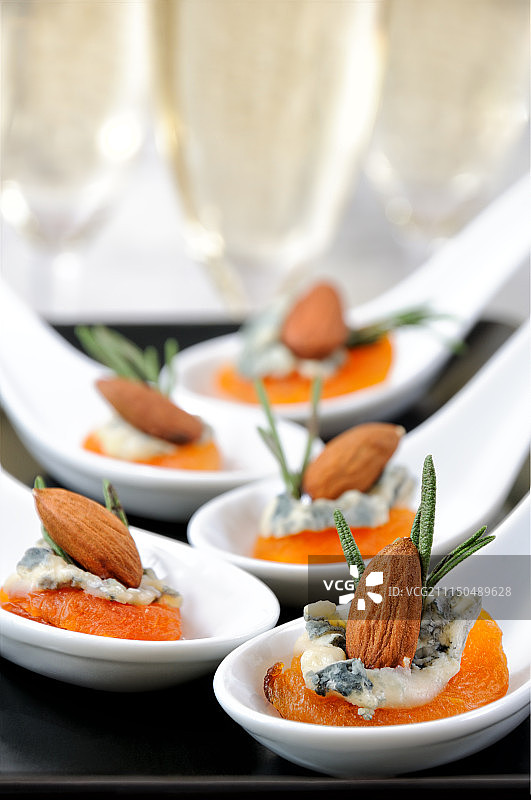 阳光晒干的杏子配戈贡佐拉奶酪和杏仁图片素材