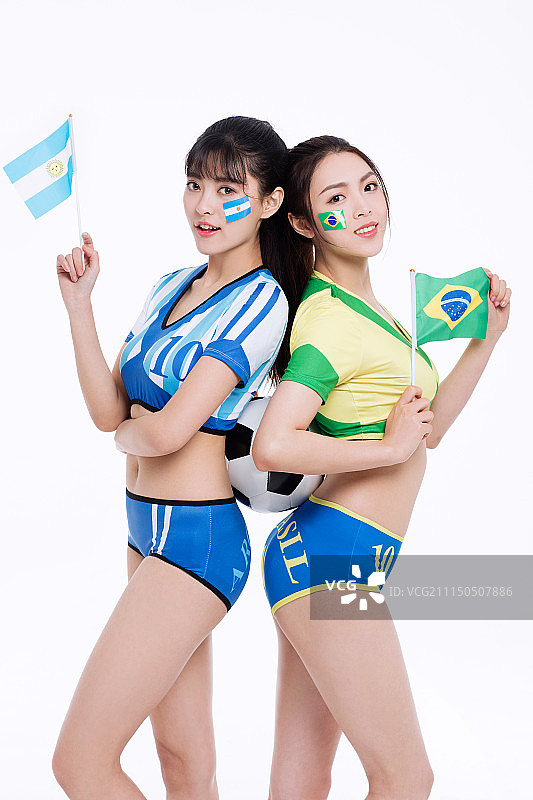 两个年轻的足球宝贝图片素材