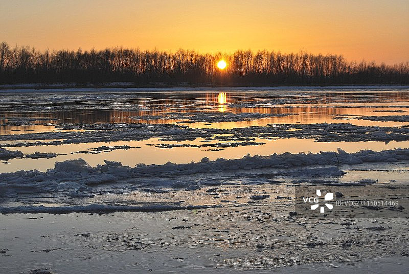 西伯利亚鄂木斯克州的额尔齐斯河畔夜景图片素材