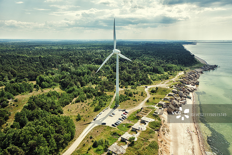 利耶帕亚蓝色大海附近的电力风力发电机站图片素材
