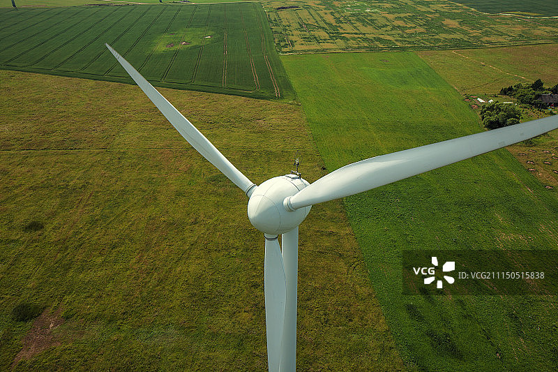 利耶帕亚蓝色大海附近的电力风力发电机站图片素材