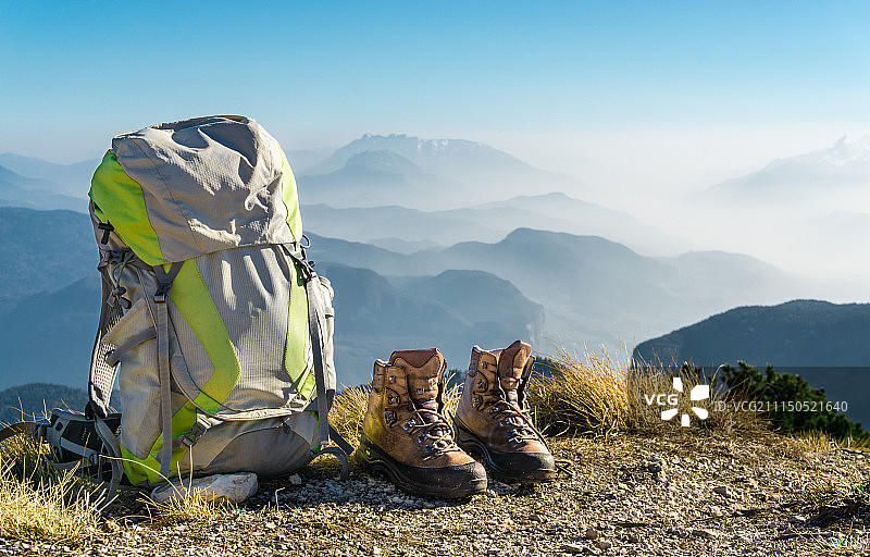登山设备：山顶上的背包和靴子图片素材