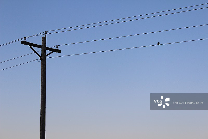 晴空下的电塔俯视图图片素材