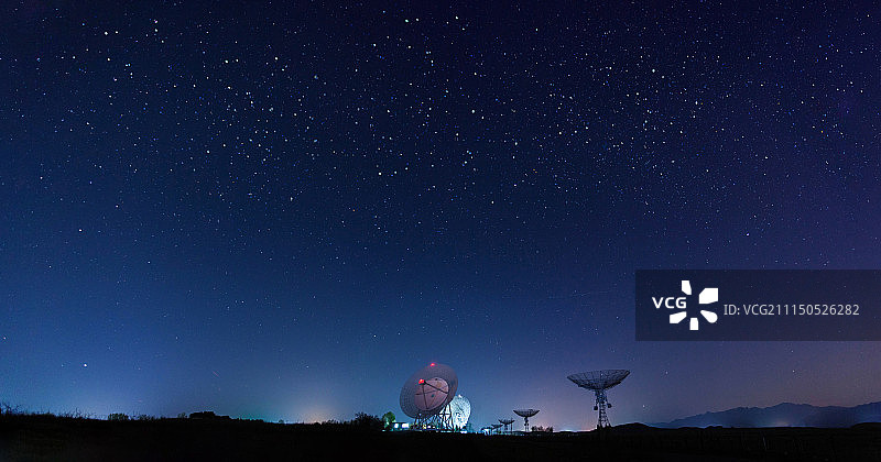 星空下射电望远镜图片素材