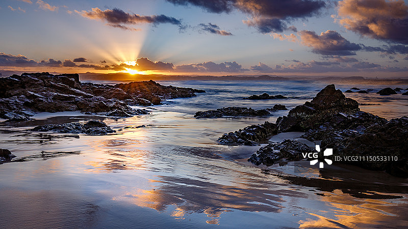 鲷鱼岩海滩的日落图片素材