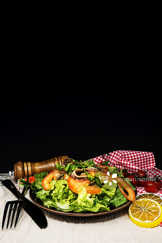 美味新鲜沙拉和橄榄油图片素材