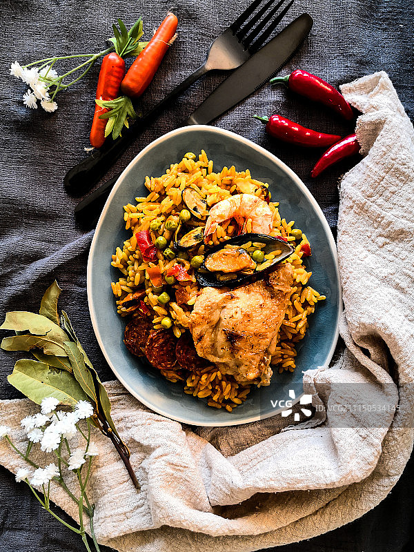 米饭虾仁特写：传统西班牙海鲜饭图片素材