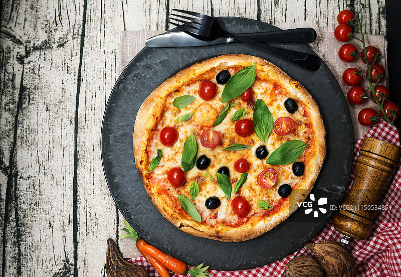 桌上的美味披萨图片素材