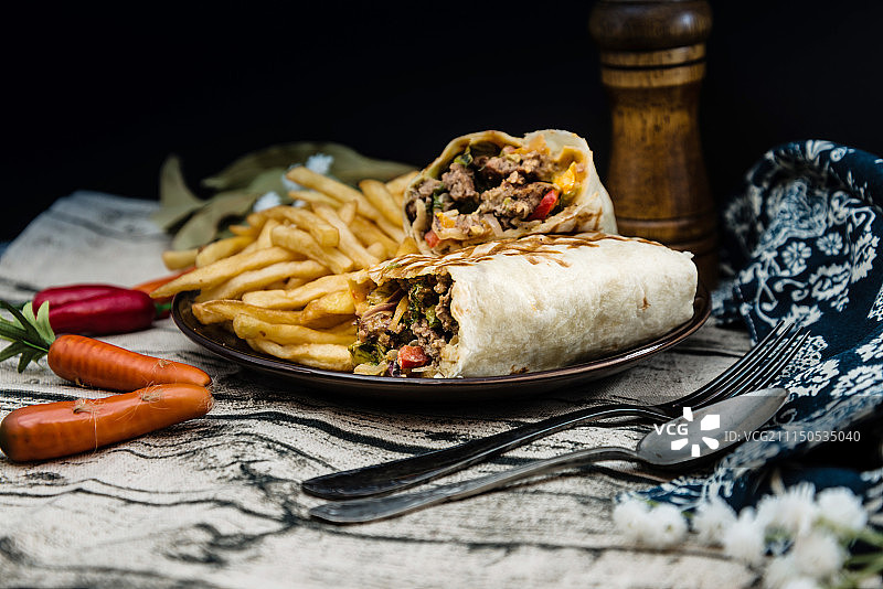 墨西哥法士达卷饼配烤鸡柳和新鲜蔬菜图片素材