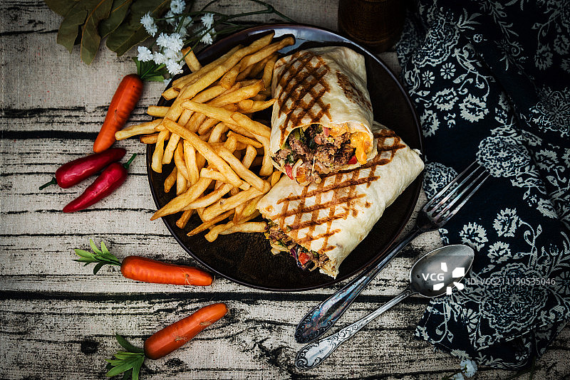 墨西哥法士达卷饼配烤鸡柳和新鲜蔬菜图片素材