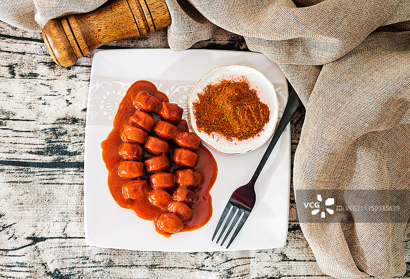 美味的德国香肠配酱汁图片素材