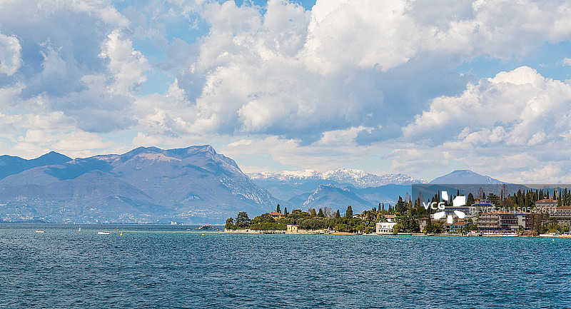 伦巴第锡尔苗内加尔达湖图片素材