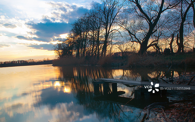 夕阳下湖岸边的跳板图片素材